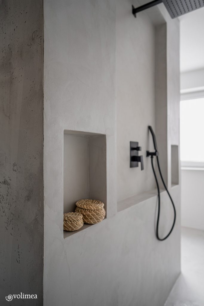 Close Up einer fugenlosen Dusche in Betonoptik.