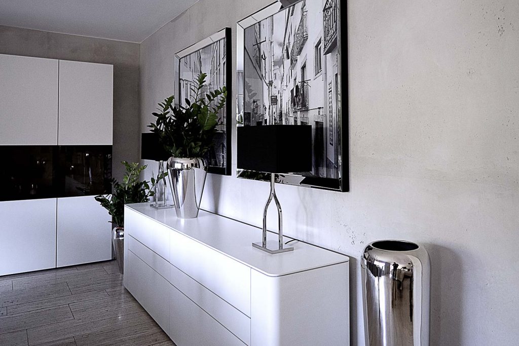 Verschiedene Wohnräume die eine Wand in Betonoptik haben.