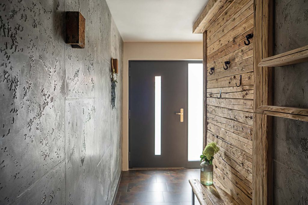 Wand- und Bodengestaltung im Eingangsbereich in Betonoptik