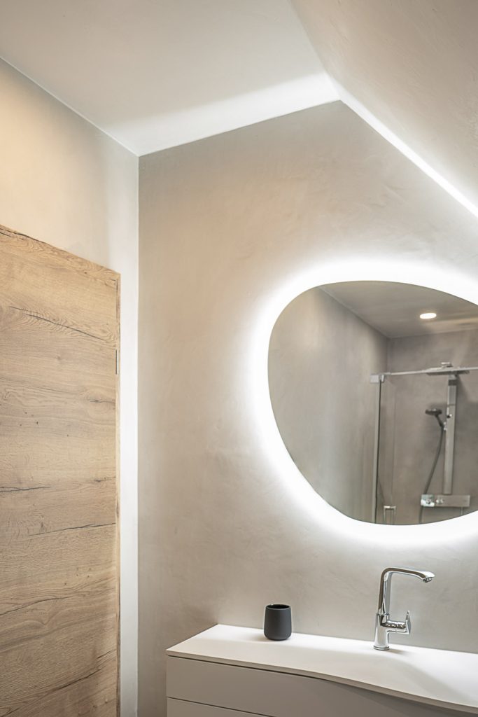 Fugenlose Badgestaltung mit Waschtisch und Spiegel