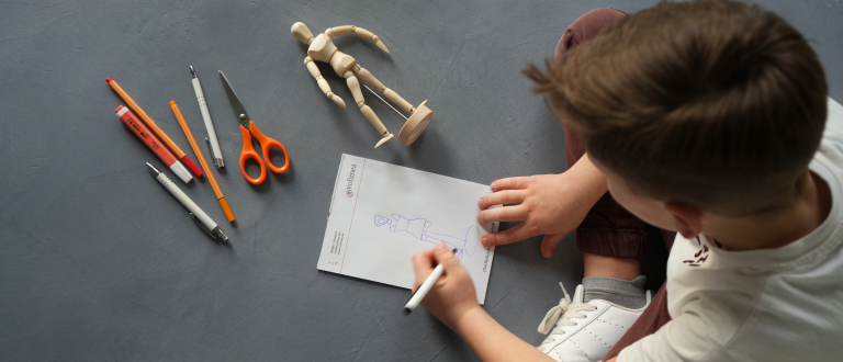 Ein Kind bastelt und malt auf dem Futado-Boden.
