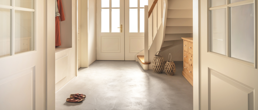 Ein fugenloser, grauer Eingangsbereich mit futado von Volimea.