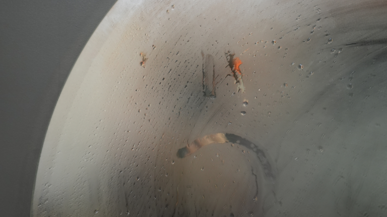 Ein beschlagener Spiegel mit einem traurigen Emoji.